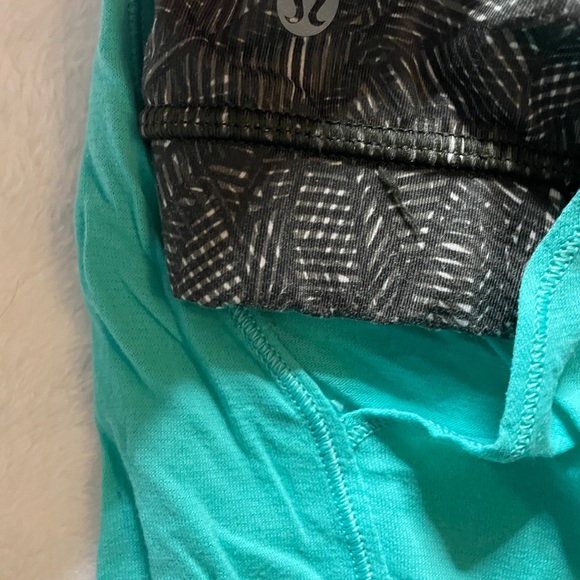 Lululemon built in bra top-teal size 4 - Picture 2 of 3